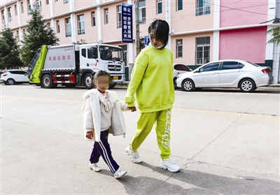 放学后，小豆芽和妈妈一起回家