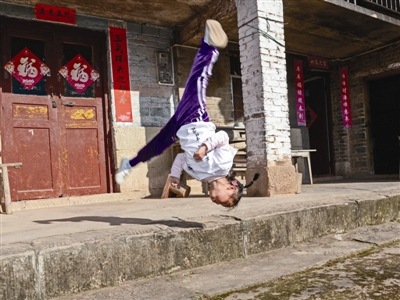 小豆芽的空翻动作干净利索