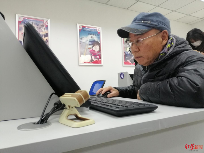 　　71岁的邓大爷参加能力测试