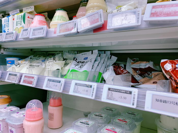 ▲货架上的海河牛奶已经所剩不多