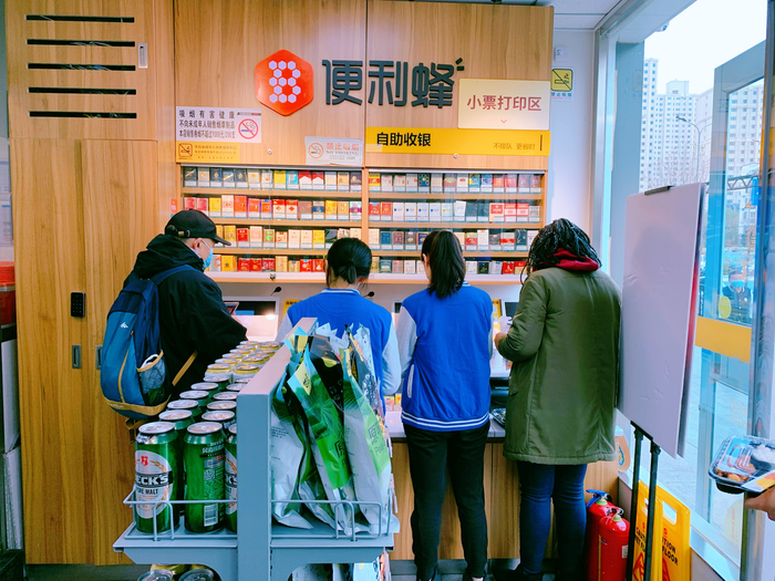 ▲一位老人和外国友人正在自助结账