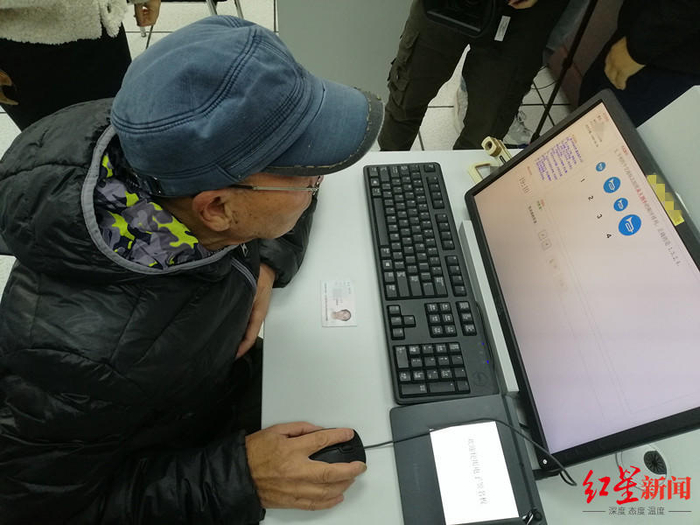 　　71岁的邓大爷参加能力测试