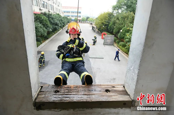 彭娟在实战演练中进行高楼速降。杨华峰 摄