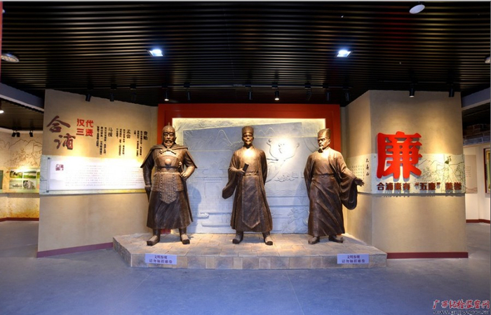 合浦“廉洁丝路”廉政文化展厅马援雕像（左一）