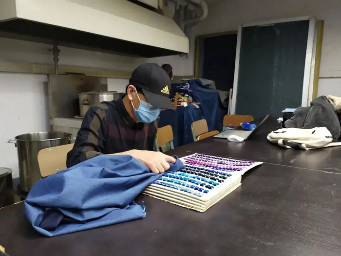 ▲ 服装染色师张承来在工作中