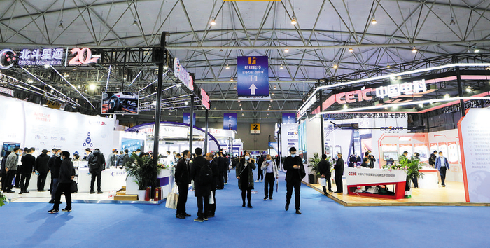 观展市民络绎不绝