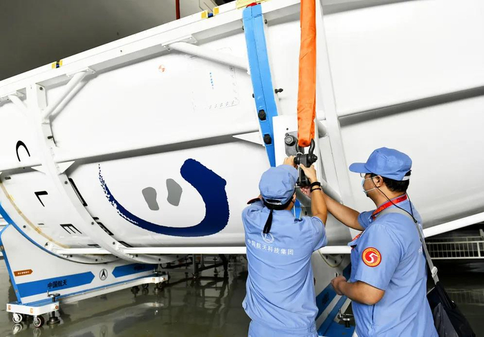 整流罩吊装 张森宇 摄