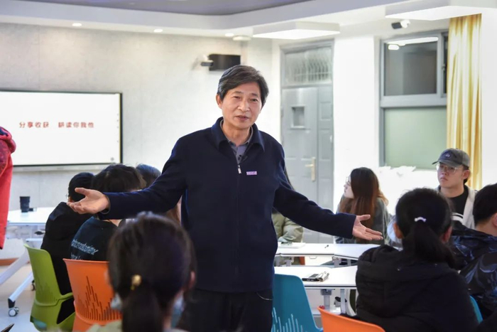 ▲高翅为同学们授课（川竹 摄）