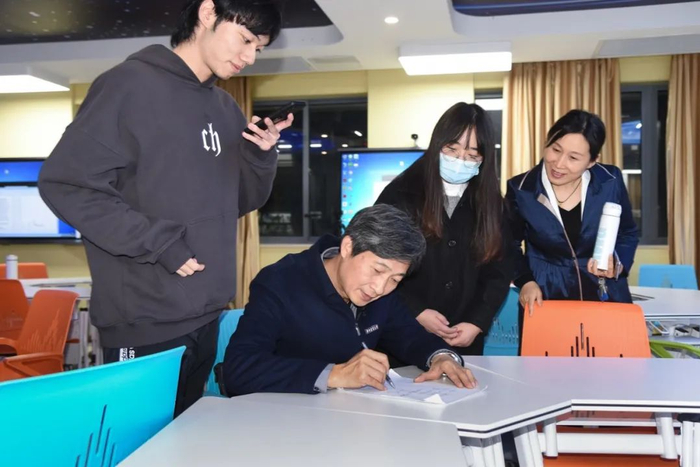 ▲高翅为课程寄语，陶卓琳（左）拍摄留念（川竹 摄）