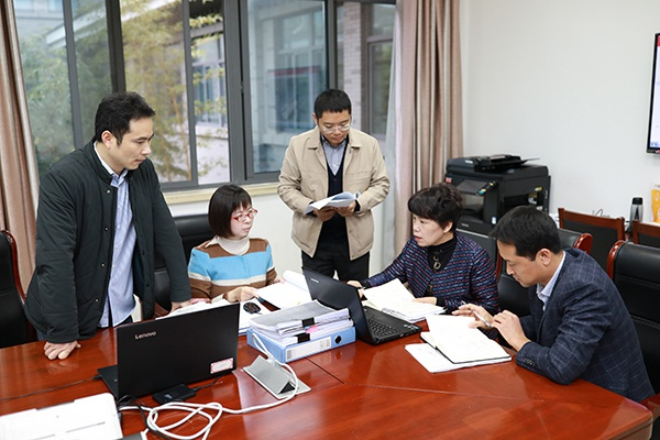 图为扬州市邗江区纪委监委审查调查人员研判张洪建案案情。张正君 摄