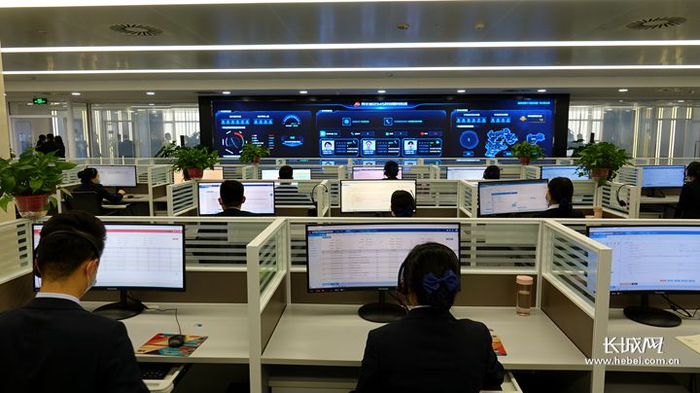 河北省12345热线话务大厅。长城网记者 张晓明 摄