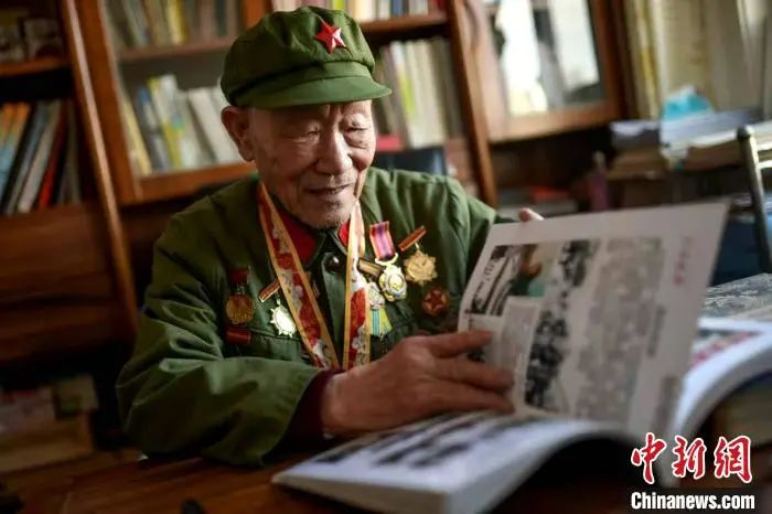 走进贾振鑫的家中，小小的书房里，摆满了他多年来拍摄、收集的照片和摄影书籍等，书桌上，摆放着一些和抗美援朝有关的旧报纸、杂志和他手写的资料。　武俊杰 摄