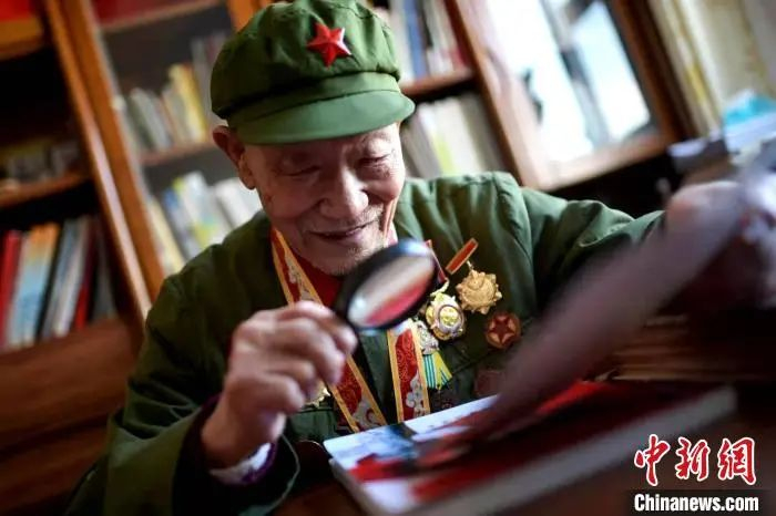 现在，贾振鑫正在搜集整理更多关于抗美援朝的材料，准备在《老兵战斗亲历写真》的基础上再编一本书。　武俊杰 摄