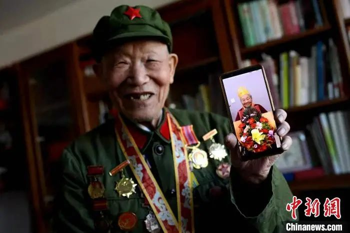 图为贾振鑫拍摄的抗美援朝老兵过生日的照片。　武俊杰　摄