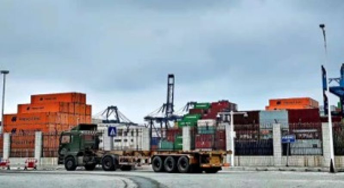 货车空车驶过盐田港集装箱堆场