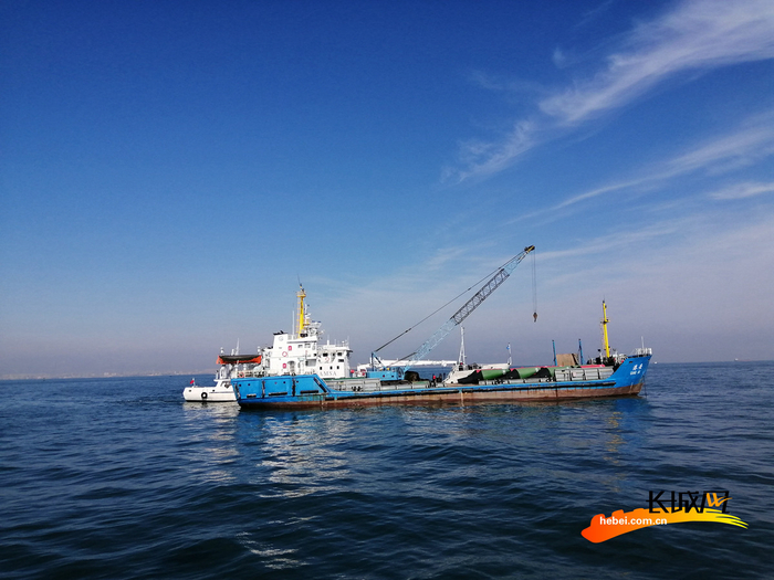 航标作业船与驳船正在传送航标。通讯员供图