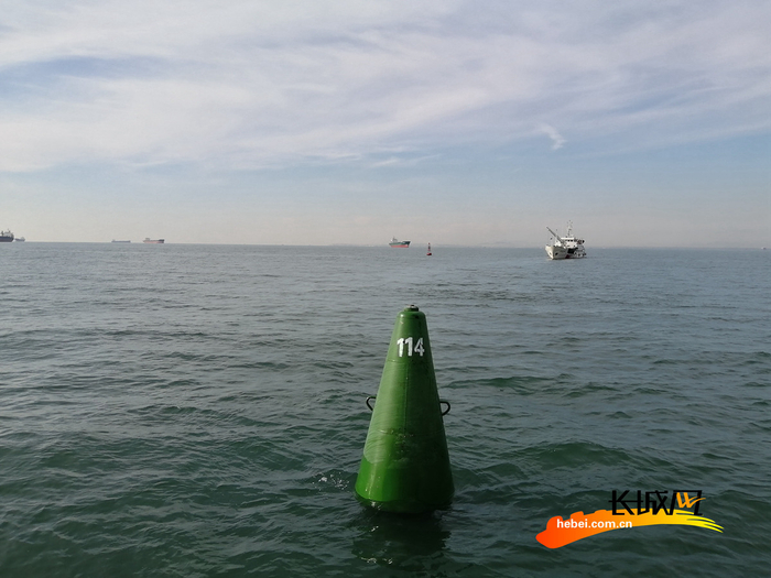 冬季航标投放完毕，开始为船舶助航。通讯员供图