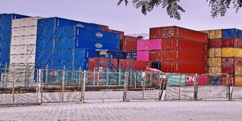 盐田港待出口的货运集装箱