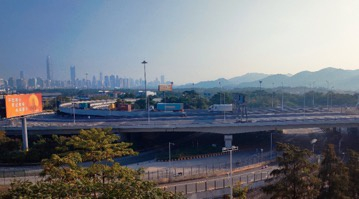 从香港方向拉来空集装箱的货车从皇岗口岸入关