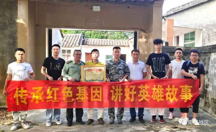 ▲“寻亲团”与烈士符树彪亲属合影