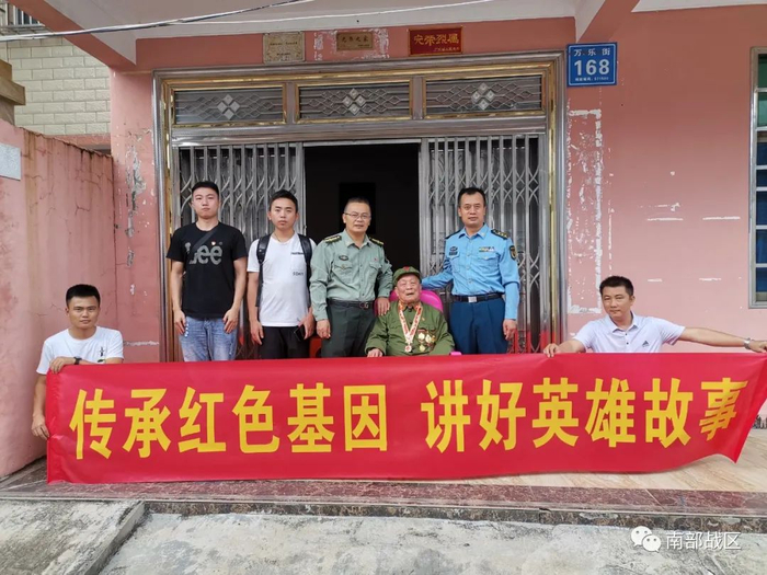 ▲“寻亲团”与吴文南老前辈合影