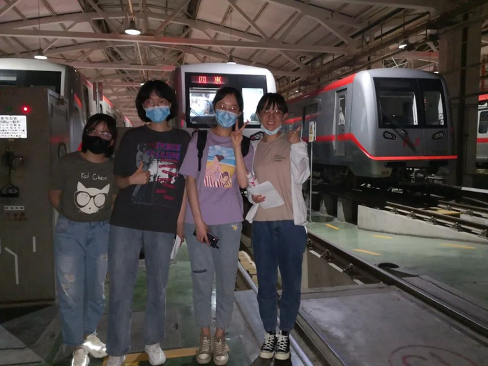 ▲试验成功后列车上同学合影