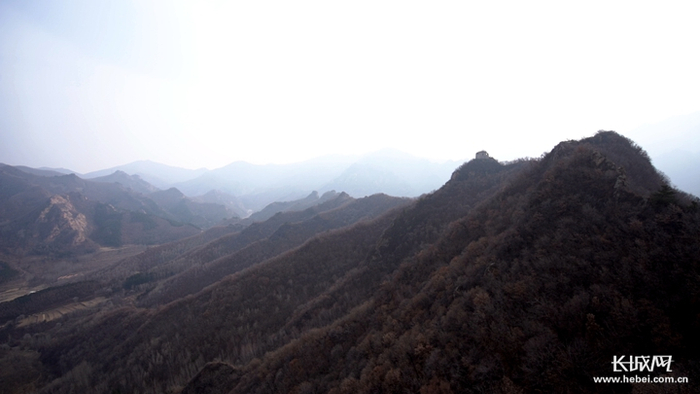 远眺承德县境内的明长城，隐约可以看见山顶上雄伟的长城烽火楼。长城网记者 王璇 摄