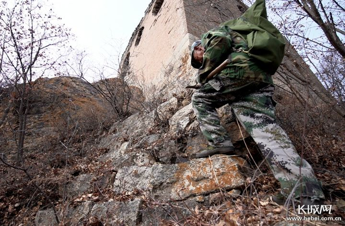 进入烽火楼没有台阶，每次都需要小心翼翼的爬上去。长城网记者 王璇 摄