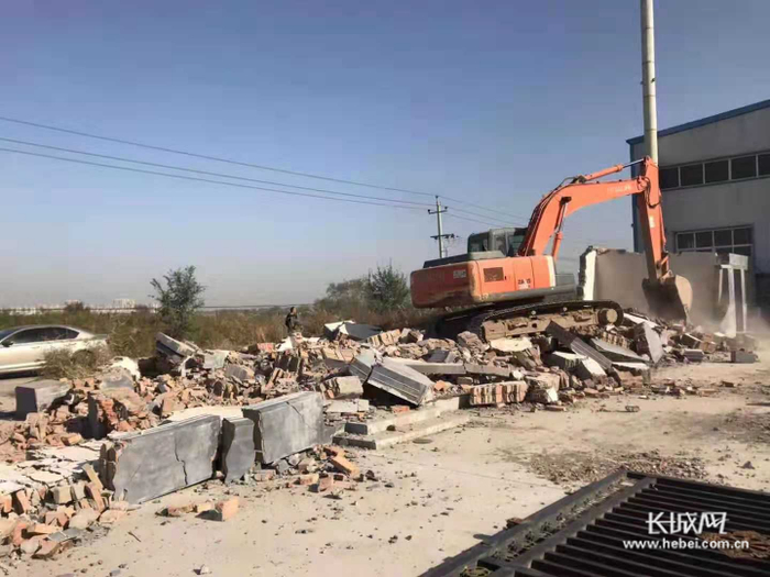 王许庄拆违现场。