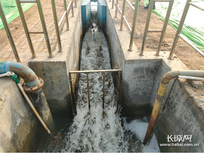 污水处理达标后排入河渠。长城网记者 张千 摄