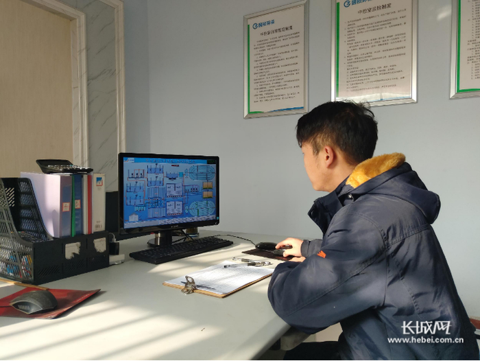 武邑县污水处理厂工作人员实时监控污水处理设备运转情况。长城网记者 张千 摄