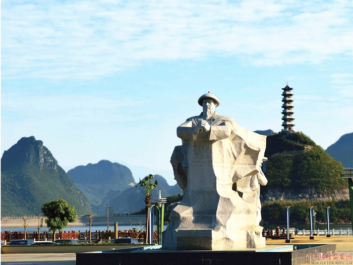 矗立在罗城仫佬族自治县成龙湖畔的于成龙雕像（颜庆梅/摄）
