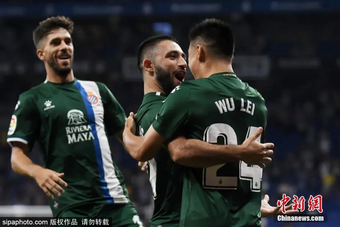资料图：武磊与西班牙人队友一起庆祝进球。图片来源：Sipaphoto