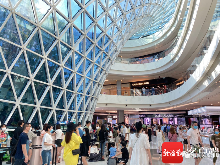 游客在免税城采购商品。三亚国际免税城供图