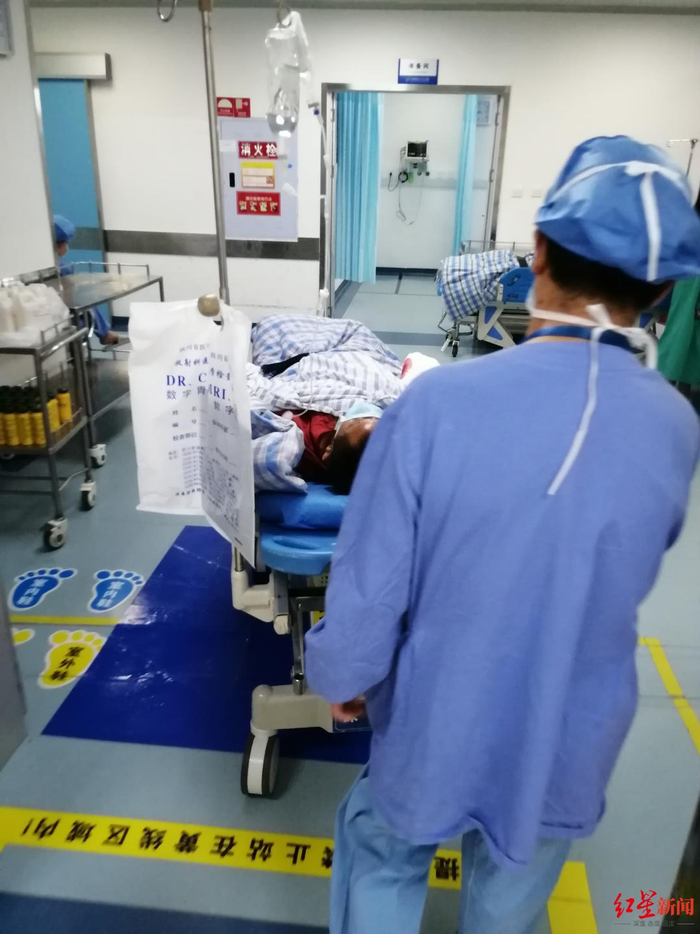 　　↑胡建德被紧急送医。