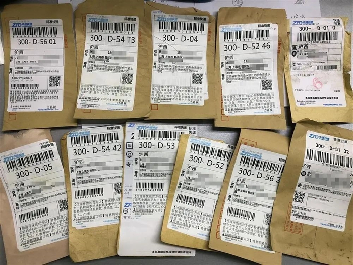 △被丢弃在垃圾桶内的刷单空信封。