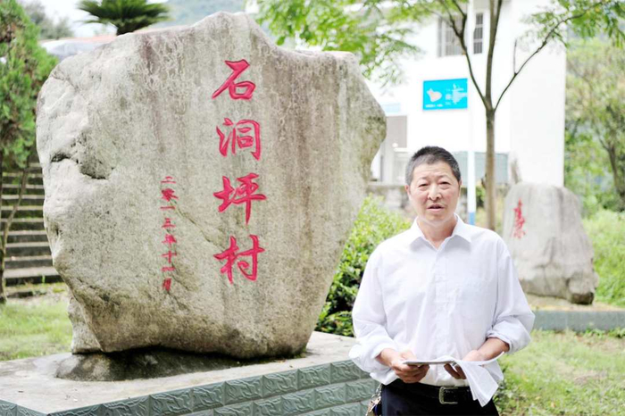 夷陵区乐天溪镇石洞坪村党支部书记朱应虎。（张国荣 摄）