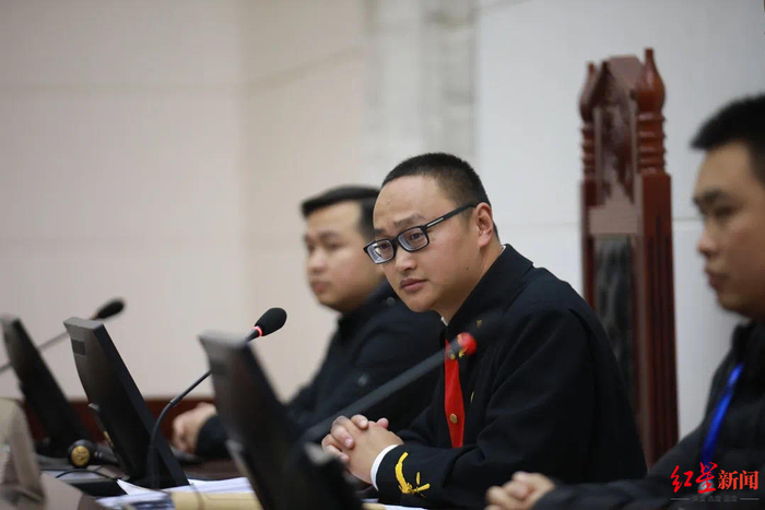 ↑庭审现场。图据龙马潭人民法院