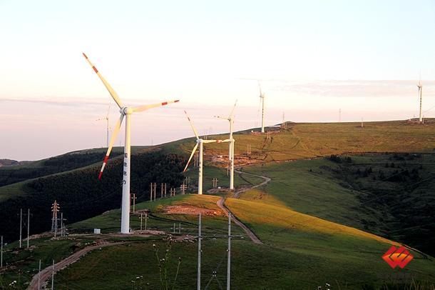 图为风机正在迎风旋转