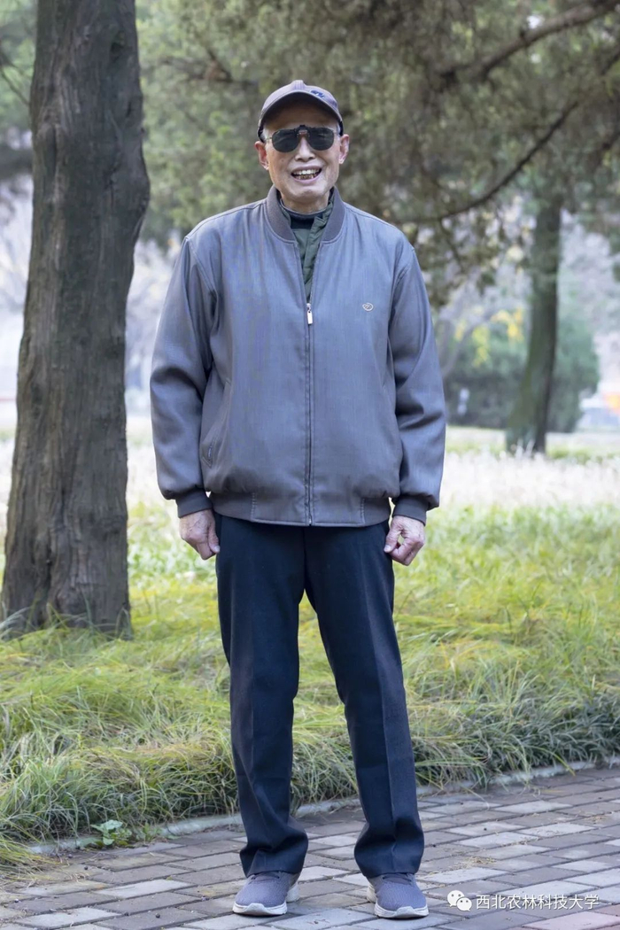 鸭舌帽和墨镜