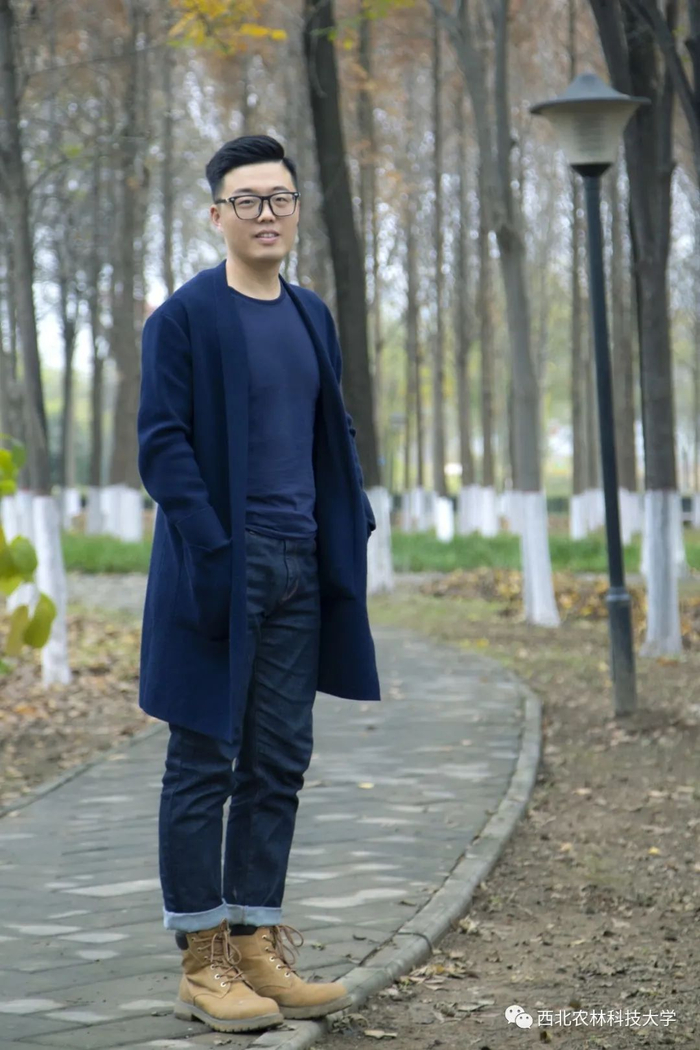 简约的内搭巧妙勾勒身材