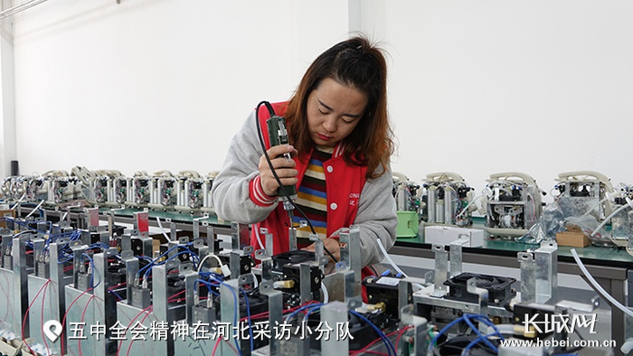 在位于保定·中关村创新中心的迈卓医疗器械有限公司，工人在为1升呼吸机上风扇。这款呼吸机可应用在车载、高原地区等场景中。长城网记者 信贺宁 摄