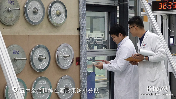 在位于高碑店的院士工作站实验室，技术人员在做门窗五金承重测试。 长城网记者 信贺宁 摄