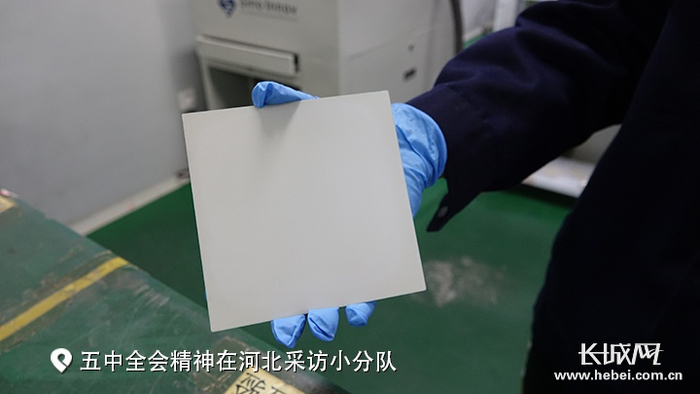 这一片手掌般大小的氮化铝陶瓷基板，却能为一盏400瓦的LED灯提供散热。长城网记者 信贺宁 摄