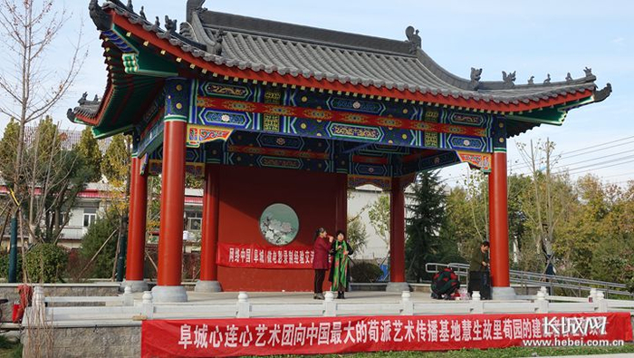 京剧票友在阜城县荀园内的戏迷大舞台演唱京剧。长城网记者 吴新光 摄