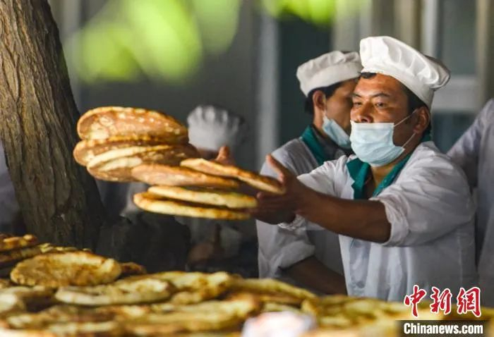 打馕成为一种新职业。刘新摄