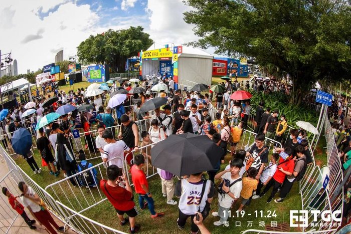 热切等待进场的观众队伍