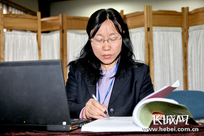 孙晨华正在做研究工作。（资料图）