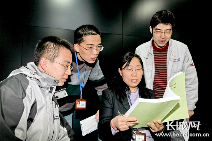 孙晨华正在与同事交流经验。（资料图）