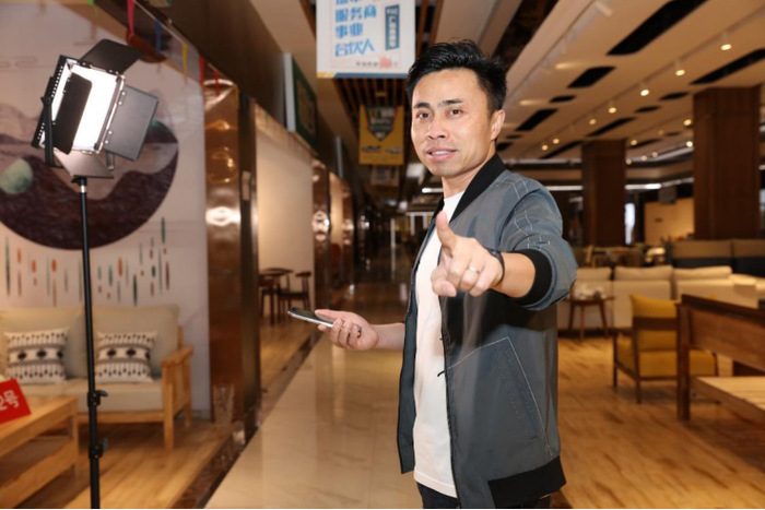 ▲毛晶晶思维活跃，性格坚毅。图为他在介绍他的家具展厅。（摄影：顺子）